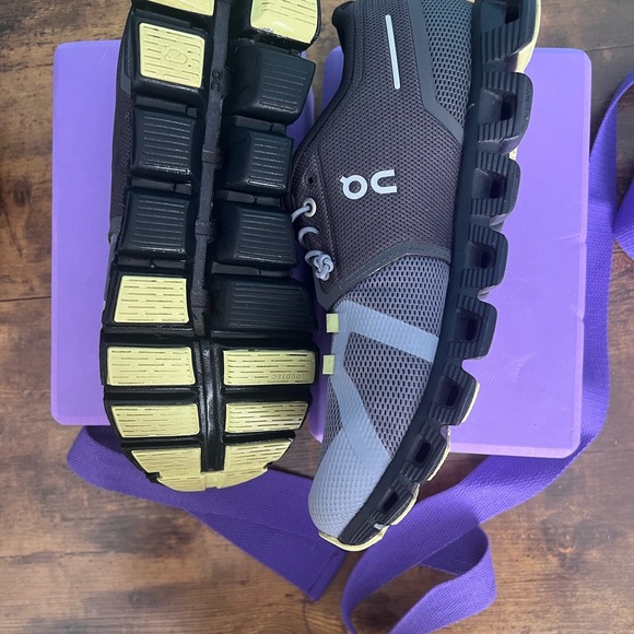 ON size 7.5 grey, black and lime sneakers. - Picture 6 of 9